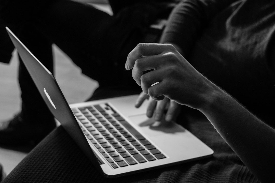 Person skriver på en bärbar dator, kopplat till digital dialog